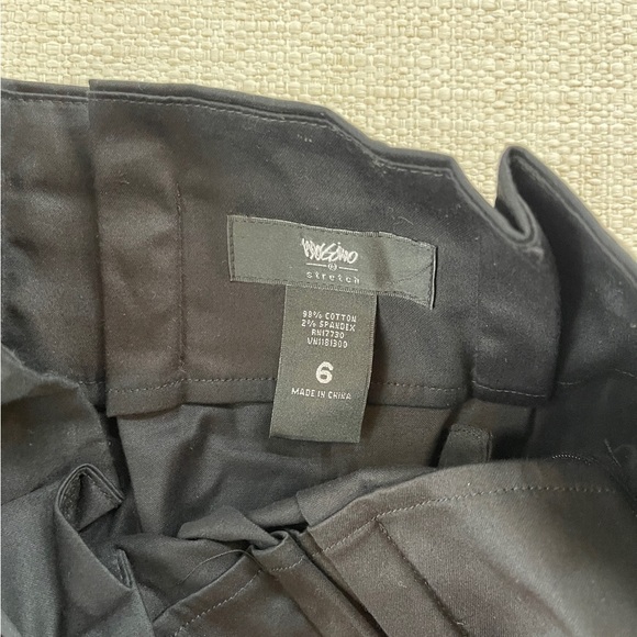 Black skirt. Mossimo size 6 - Picture 2 of 2